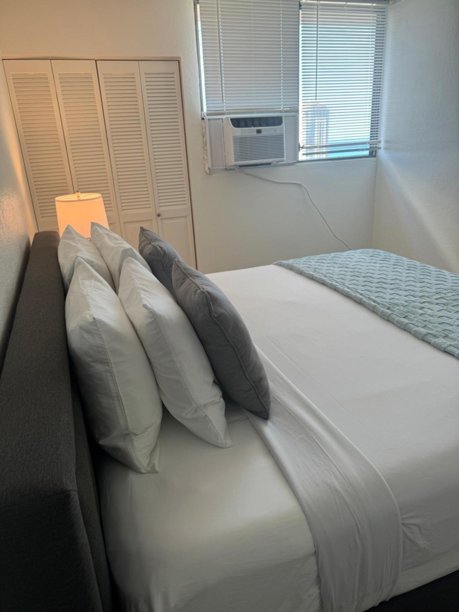 28th Floor Breathtaking Ocean View With A Kitchen-free Parking-corner Unit-king Bed Honolulu